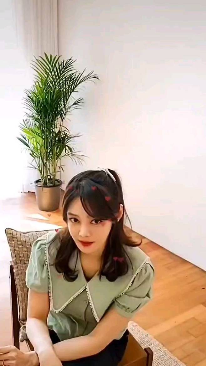 Translator Ahn Hyon-mo flaunted her innocent lookOn March 23, Ahn Hyon-mo posted the video on her Instagram page.In the public footage, Ahn Hyon-mo is showing off her beautiful looks during a lovely time.The elegant atmosphere of Ahn Hyon-mo catches the eye.The netizens who watched the video responded It is so beautiful, It is a picture even if it is just taken and It is lovely.Ahn Hyon-mo, who married Reimer, the representative of Brand New Music in 2017, showed stable progress in TVN Future Class FashionN Follow Me Review ON.In January, she appeared on SBS Sangmongmong 2 - You Are My Destiny with her husband Reimer.