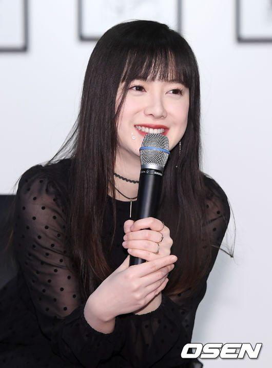 Actor and author Ku Hye-sun is Smile-writing, answering questions at Exhibition.