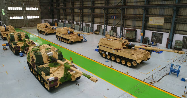 지난 2월 18일 K9의 현지 생산을 담당하는 파트너사인 L&T 생산라인에서 100번째 자주포가 만들어져 인도 육군에 인도되었다. 사진=L&T