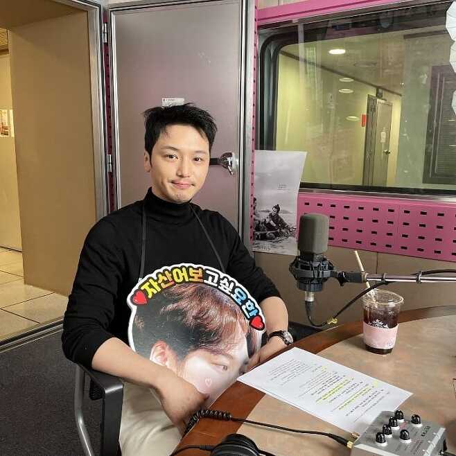 Actor Byun Yo-han boasted his affection for his previous works Misaeng and Mr. Shein. Byun Yo-han appeared on SBS Radio Power FM Kim Young-chuls Power FM broadcast on the morning of the 23rd.When asked to express Misaeng in five letters, Byun Yo-han replied, I want to see it, and said, I still miss it.I miss her, I miss her. The drama team is the same. She was popular, but she was grateful to me.He also asked the listener to reenact the famous ambassador of Mr. Shane, and he showed a scene of the drama immediately. My body remembers.Also, when asked to express it in five letters, he laughed, saying, I love you.Byun Yo-han is promoting a lot of hot air ahead of the release of the movie asset word.Asset word is a story of a scholar who is curious about the sea rather than a book after being exiled to Heuksan, and a young fisherman who wants to get out of the sea and climb the way of the sea.=