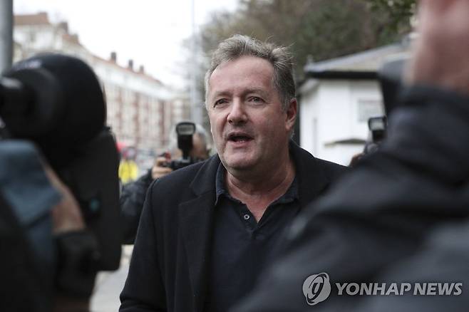 "마클 못 믿어" 역풍에 하차한 영국 인기뉴스쇼 진행자 (런던 AP=연합뉴스) 영국의 유명 방송인 피어스 모건이 10일(현지시간) 런던 자택 앞에서 기자들에게 발언하고 있다. 영국 방송사 ITV는 전날 모건이 자사의 뉴스 프로그램인 '굿모닝 브리튼'(Good Morning Britain)에서 하차한다고 밝혔다. 모건은 지난 8일 방송에서 해리 왕자의 배우자인 메건 마클이 지난 7일 미국 CBS 인터뷰를 통해 내놓은 영국 왕실 비판을 일절 믿을 수 없다고 말했다가 후폭풍에 휘말려 마이크를 내려놓게 됐다. leekm@yna.co.kr