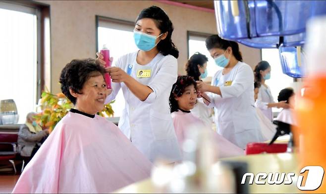 북한 미용실에서 일하는 여성들.(대외 선전매체 '류경' 갈무리)© 뉴스1