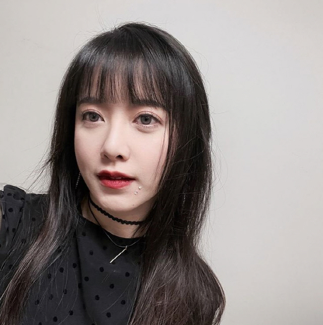 The beautiful look of Actor Ku Hye-sun has always been beautiful.Ku Hye-sun wrote on his 24 Days instagram: Below the lyrics of Seo Taiji, before the newsage of Ku Hye-sun; the weekend audience has surpassed 1,000!and posted a picture.The photo shows Ku Hye-sun, who is taking a selfie shot. The long straight hair and black costumes capture the chic charm of Ku Hye-sun.Also, Ku Hye-suns beautiful looks were always beautiful until the clear eyes added to the white skin.Ku Hye-sun, who said he lost 14kg last year, recently revealed the existence of Thumbnam and collected topics.Ku Hye-sun appeared in a program and said, I am not still devoted, but I have such a presence.On the other hand, Ku Hye-suns solo exhibition Ku Hye-suns newage under the lyrics of Seo Taiji is a collage Tian Shi that combines the delicacy of Ku Hye-sun and New Age Music by omarizing 17 music of Seo Taiji such as Pilseung and Birok.Tian Shi will be held at the 7th Tian Shi Room of the Hangaram Museum of Art, Seoul, from the 20th to the 28th.