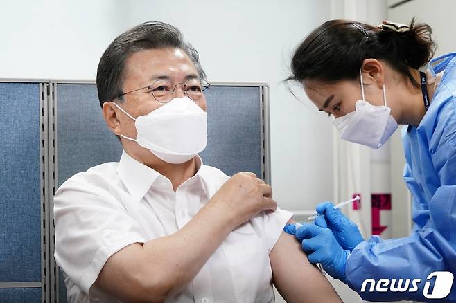 문재인 대통령이 23일 서울 종로구보건소에서 신종 코로나바이러스 감염증(코로나19) 예방을 위한 아스트라제네카(AZ)사의 백신을 맞고 있다./사진=뉴스1