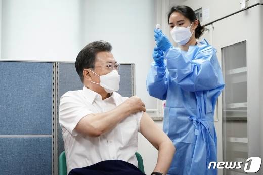 (서울=뉴스1) 유승관 기자 = 문재인 대통령이 23일 서울 종로구보건소에서 신종 코로나바이러스 감염증(코로나19) 예방을 위한 아스트라제네카(AZ)사의 백신을 맞고 있다. 2021.3.23/뉴스1
