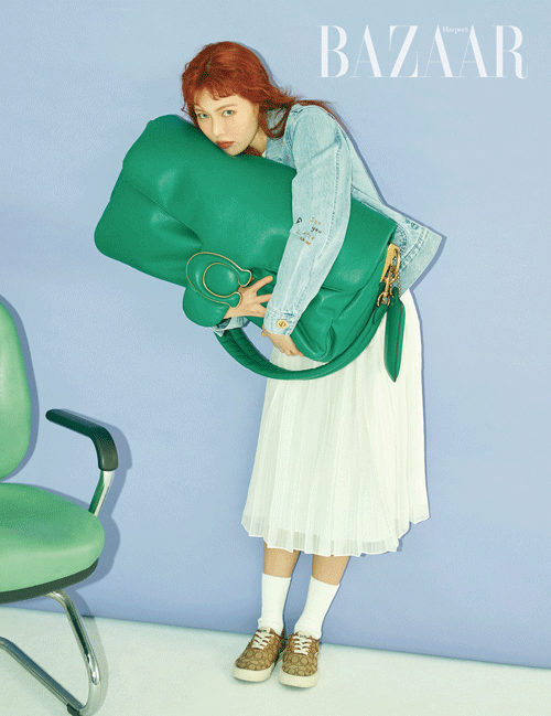 In the April issue of the fashion magazine Harpers Bazaar, he released a picture with Hyuna.This picture contains a fairy tale space full of Sunflower, and a strange but lovely Hyona that entered it.The lovely expression and pose that makes the viewer laugh, and the red color Hair reminiscent of the tomboy Cleany.The elements that double the lovely charm of Hyona attract attention.In particular, Hyuna suggests a hair style that matches the look every cut, and also shows passion by directing it in various ways.More pictures with Hyuna can be found in the April issue of Harpers Bazaar and on the website.