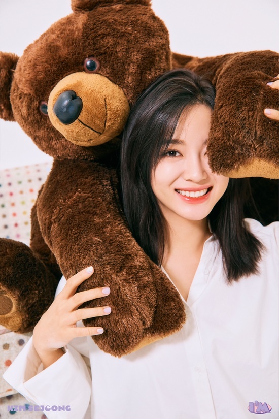 Singer Kim Se-jeong released his official photo of his second mini album.On the 24th, Kim Se-jeong posted additional official photos of his second mini album Im through the official SNS channel, attracting fans attention.Kim Se-jeong, who is in the public photo first, is looking at Camera with a refreshing Smile with a big Teddy Bear on his back.White shirts and natural hairstyles created a comfortable yet free-spirited atmosphere.Another official photo shows Kim Se-jeong staring at Camera with a sweet Smile while the pink mood creates a lovely atmosphere as a whole.Despite the close-up cut, clean and clear skin and clear features made the audience admire.Kim Se-jeong, who released five official photos sequentially, showed off his charm like chameleon with a perfect concept with a fresh visual.In particular, I am curious about what the official photo, which consists of kitsch and cute props such as LP editions, radios, turtles, Teddy Bear, and sweet desserts, will mean and what message the second mini album Im will contain.Meanwhile, Kim Se-jeongs second mini album Im will be released on various music sites at 6 pm on the 29th.Photo: Jellyfish