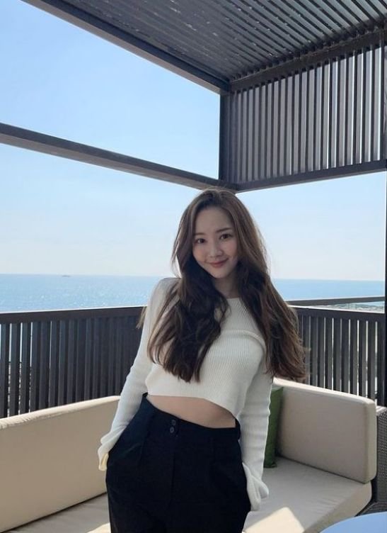Actor Park Min-young reveals relaxed routinePark Min-young posted two photos on his SNS on the 25th with an article called dadadada.Park Min-young in the public photo poses with Qingming sky and sea behind.The knit croppy and black pants add a casual yet stylish look, and the more brilliant visuals catch my eye with a fresh smile.Fans who encountered the photos responded such as Picture itself, It is so beautiful and Beautiful looks that clears the eyes.Meanwhile, Park Min-young appeared in Netflixs original entertainment show You Are the Beginner! Season 3 released in January, and is currently considering appearing in a new drama In-house Love Cruelty.