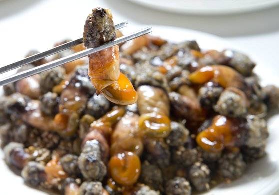 미더덕은 이렇게 생겼다. 겉껍질을 깎아내고 속껍질을 터뜨린 모습이다. 이걸 초장에 찍어 먹으면 미더덕 회가 된다. 봄에만 먹을 수 있는 별미다. 중앙포토