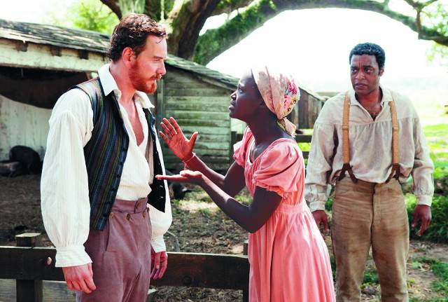 미국 노예제도에서 흑인 노예 여성은 강도 높은 노동에 시달리면서 백인 농장주, 노예 남성의 성폭력으로부터도 취약했다. '치유와 억압의 집, 여성병원의 탄생'은 약자 중의 약자였던 노예 여성이 미국 여성 의학 발전 과정에서 실험 자원이면서 간호 보조 인력으로 일했던 숨겨진 역사를 드러낸다. 사진은 영화 '노예 12년'에 등장하는 노예 여성 팻시가 자신에게 광적으로 집착하는 농장주에게 항변하는 모습. 팻시는 농장주로부터 도망쳤다는 오해를 받자 씻기 위해 이웃에 비누를 빌리러 갔을 뿐이라고 말하고 있다. 판씨네마 제공