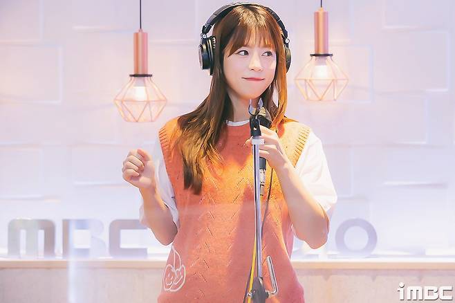 Singer Yang Ji-eun, who collected the topic with Miss Trot 2, attended MBC FM4U Noon Hope Song Kim Shin-Young guest in Sangam New Building in Seoul on the afternoon of the 26th.On this day, Miss Trot 2 Yang ji-eun, Hong Ji-yoon, Kim Eui-young, Star Love, and Eun-eun attended the Noon Hope Song Kim Shin-Young.The Noon Hope Song Kim Shin-Young is broadcast every day from 12:00 p.m. to 2:00 p.m. on MBC FM4U (91.9 MHz in the metropolitan area), and can be heard through PC and smartphone applications mini.Boy rehearsed at a separate studio before the radio broadcast, with only the performers attending without any other staff.Even during rehearsals, only the performers who sing took off the mask, and all the other performers were wearing masks.iMBC Photo