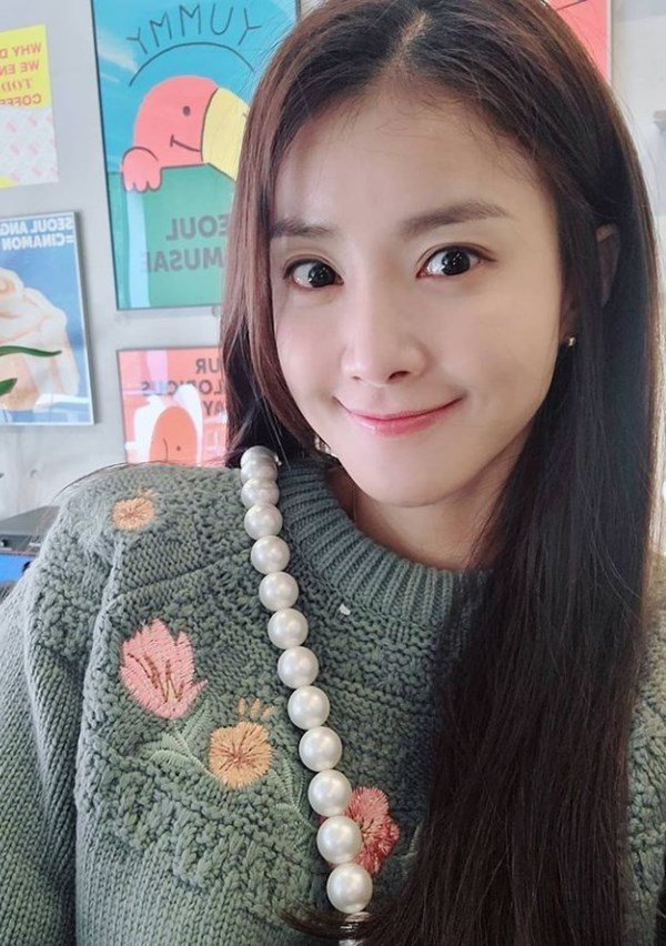 Actor Lee Si-young unravels long straight hair and reveals cute figureLee Si-young released a photo of her cute figure on her Instagram on Wednesday.Even if you are a college student, you can admire the cute costumes and the beauty of the time.Meanwhile, Lee Si-young married Cho Seung-hyun, a restaurant businessman, in 2017, and had a son in his family.