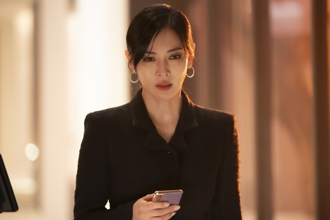 Penthouse, which has left only three times to the end, has released three final Watch Points.In the last broadcast of SBS gilt drama Penthouse (playplayplay by Kim Soon-ok/directed by Joo Dong-min/produced Green Snake Media), if Cheon Seo-jin (Kim So-yeon) was caught in the trap of Ju Dan-tae (Um Ki-jun), the true identity of Lee Ji-ah was revealed as Lee Ji-ah, I made it.In addition, the father of EmbryoRona (Kim Hyun-soo) hit the house theater with a storm of dramatic reversal, including the shock confession of Oh Yoon-hee (Yoon Jong-hoon) named Ha Yoon-chul, the whole story of EmbryoRona Murder case, and the voice of EmbryoRona in the video call of questioning to Joo Seok-hoon (Kim Young-dae). ...With Penthouse leaving only three times, we have summarized three final Watch Points to see what the ending of the revenge drama will be like without breathing.# Final Watch Point NO.1 Oh Yoon Hee - Chun Seo Jin - Regiment of Shim Soo Ri?As clues pointing to the evil of Judantae are revealed in succession, attention is paid to the revenge of Oh Yoon Hee, Chun Seo Jin, and Shim Soo-ryun.Shim, who felt that EmbryoRona Murder case Real was the mainstay, asked Joo Tae-tae about EmbryoRona Murder case so that Oh Yoon-hee, who installed a wiretapping app on his cell phone, would listen to it deliberately. Oh Yun-hee, who thought he was Bin), was in extreme confusion.In addition, Chun Seo-jin, who discovered clues to EmbryoRona Murder case, desperately asked Oh Yoon-hee to catch Real who killed EmbryoRona after telling the truth about the evil of HAEUN star in the hope that his daughter might not be Real.While all the tangled threads are heading toward the main stage, Oh Yoon-hee, Chun Seo-jin, and Shim Soo-ryun are curious about whether they will unfold solidarity to deal with the main stage.# Final Watch Point NO.2 What is the truth of Murder case & EmbryoRona Murder case?In the last nine episodes, when I took off my short wig, my long hair was revealed, and the butterfly tattoo, which was clear behind my back, gradually faded.And in the 10th, Lovely set the hearts of viewers as a stepping stone for the main stage as a heart-tampering in earnest.I am curious about how the heart training that had been shocked by the main death in Season 1 came to appear, and what happened to my Lovely whereabouts, which had been hidden.Moreover, EmbryoRona also died of the heinous evil of Ju Dan-tae, but Joo Seok-hoon (Kim Young-dae), who received a video call in the last 10 times, said, Suk Hoon-ah.I am listening to Embryo Ronas voice, and attention is focused on the truth about the two Murder cases that have not been solved yet.# Final Watch Point NO.3 Will the main stature, which stands as absolutely Billon, fall?From the Murder case to the EmbryoRona Murder case, the main body at the center of all cases manipulated the evidence and drove others to Real, and escaped the law.As the pieces of truth are adjusted one by one, the multiple endings of Oh Yoon-hee, Chun Seo-jin, and Shim Soo-ri are gradually outlined toward the main stage.In Penthouse 2, which shows the uncontrollable and heinous nature of the main stage, which killed Shim Soo-ryeon and made Oh Yoon-hee real and shocked viewers in Season 1, there is a growing expectation of what will be the end.
