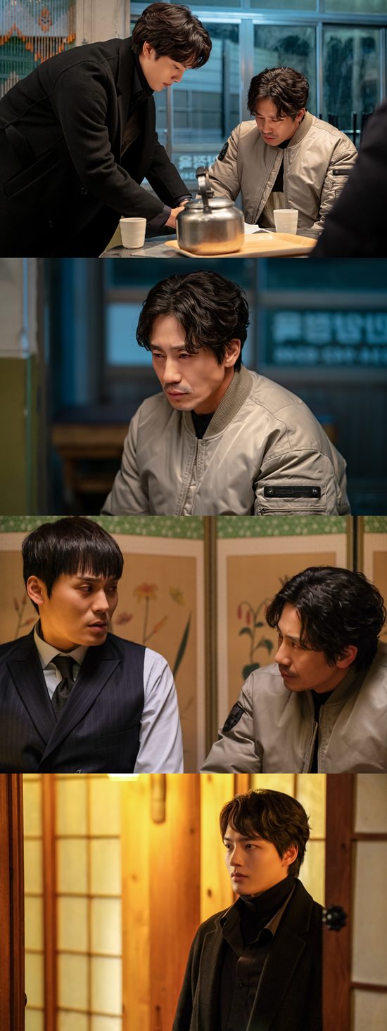 Can Monster Shin Ha-kyun and Yeo Jin-goo reveal the secret of Max hun?JTBCs Golden Monster captured the appearance of Shin Ha-kyun and One (Yeo Jin-goo) facing Park Jin-je (max hun) on the 26th, ahead of the 11th broadcast.The tension between the move of the eyes of the day, the one week, and the dangerously shaking Park Jin-je makes Gozo wonder.The successive deaths of Gangjin High School Muk (Lee Gyu-hoe) and Nam Sang-bae (Chun Ho-jin) shocked.The death of Move-sik and Han-joo One collapsed, and the truth fell into the labyrinth again. The results of the autopsy of his brother Lee Yu-yeon (Moon Ju-yeon) added to the suspicion.Unlike the pattern of the Gangjin High School Muk, he found traces of being hit several times by something, suggesting that the cause of death was a traffic accident.Lee Yu-yeon is sure that he did not kill him, as Gangjin High School Muk (Lee Gyu-hoe) said.Here, Park Jin-je was revealed to be the last witness of Lee Yu-yeon.In the meantime, the Confidential Assignment of One, Move-style, which has been a decisive turning point due to the death of Nam Sang-bae, becomes sharper.In the photo, Move-style and One Week are looking at the documents related to the incident, and the sharp eyes of two people who do not want to miss a small clue catch their attention.Move-style, who is carefully examining the documents, shines his eyes as if he has found an important clue. The cool eyes of Move-style facing Park Jin-je in the ensuing photographs also stimulate curiosity.Park Jin-je faced Lees body and a trauma of the past awoke; the fact that he spent the day of the incident alone touched his guilt.However, I wonder why I was hiding this fact from Move Sik, the brother of Yu Yeon and Yu Yeon.The sharp eyes of Move-style, the unstable Park Jin-je, and the poker face of One Week, which watches the two people, amplifies the tension.In the 11th broadcast on the 26th, Move and One One dig into the connection between the successive death of Nam Sang Bae and Gangjin High School Muk.In the previously released trailer, the Move-style guitar peak Feeling book, which was located at the scene of the discovery of the body of the Ark Ju-sun (Kim Hirera) 21 years ago, emerged as a new clue.Moves words that only the data had disappeared Gozo the mystery; other peaks had led Move to be the suspect in the Ark and Yu Yu-yeon cases.Why did the other peak Feeling, which was crucial evidence, disappear?Monster, who is hiding in the crowd and hiding in the crowd, is looking forward to moving and Ones Confidential Assignment.Move and Ones Confidential Assignment raise the edition properly, the Monster crew said.The thread of the tangled truth begins to unravel in the events that link the past and the present.The interests and hidden desires of the characters will be revealed, he said. The development of unreliable predictions continues.Meanwhile, JTBCs 11th episode of Drama Monster will be broadcast at 11 p.m. on the 26th.Photo = Celltrion Entertainment and JTBC Studio