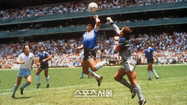 마라도나(오른쪽 두번째)가 솟구쳐 올라 잉글랜드 골키퍼에 앞서 왼손으로 공을 쳐 득점하기 직전의 장면. /더 타임즈 캡쳐