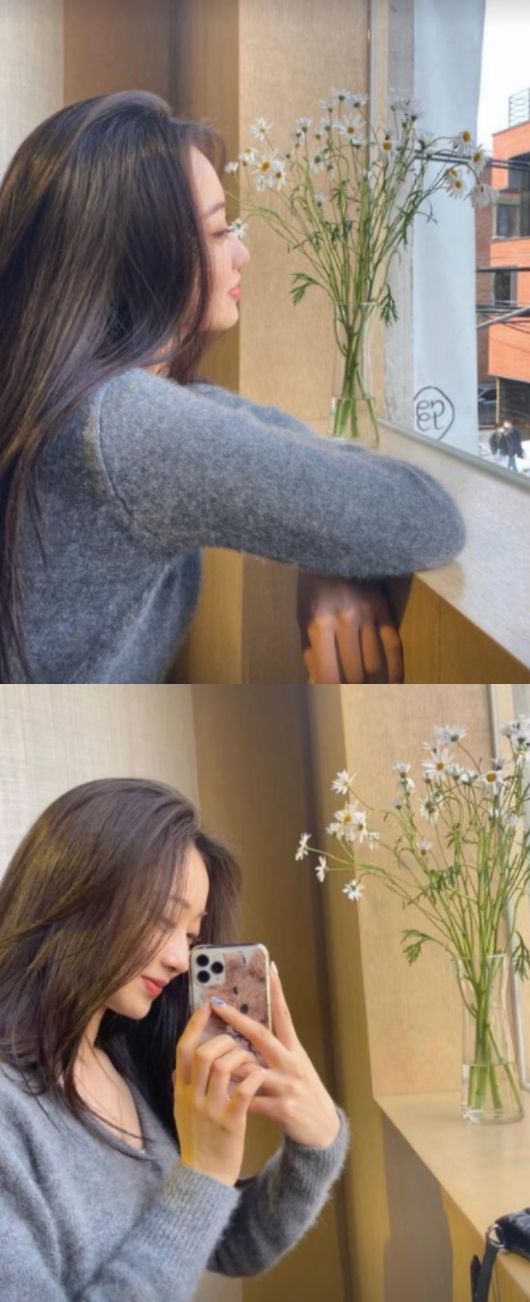 Kyungri, a girl group Nine Muses, attracted attention with beautiful look that resembled flowers.Kyungri posted a picture on his SNS on the afternoon of the 27th.In the open photo, Kyungri is showing off her more beautiful beautiful look.Looking at the flowers by the window, Kyungri made a bright spring with beautiful looks of flowers, and her face with a lovely smile was more beautiful.Kyungri was enjoying a relaxed spring while taking pictures of himself.Kyungri is in public with singer Jinwoon.Kyungri SNS