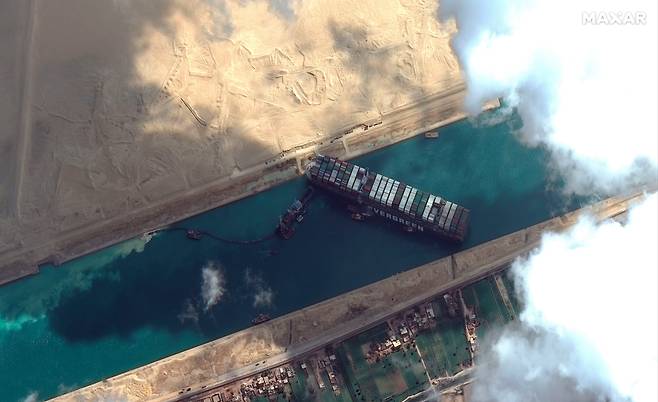 3월 26일 촬영한 수에즈 운하를 막고있는 컨테이너선 에버기븐호 위성사진./Maxmar/AP 연합뉴스