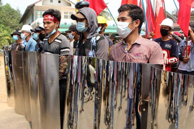 미얀마 시민들은 군경의 총격을 막기 위해 사제 철판 방패를 제작했다. 실탄을 막을 수 있을지는 의문이다. AFP=연합뉴스