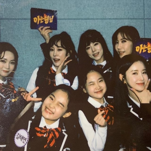 Singer yang ji-eun has released a group photo of Miss Trot 2 TOP7.Yang ji-eun posted an article on his Instagram on the 27th to announce the appearance of JTBC Knowing Bros.In addition, Yang ji-eun, who attached a group photo, added Polaroid Corporation Sensibility.In the photo, TOP7 yang ji-eun - Hong Ji-yoon - Kim Dae-hyun - Kim Tae-yeon - Kim Eui-young - Star Love - Eun-eun, who poses affectionately.On the other hand, Yang ji-eun won the final championship in TV Chosun Miss Trot 2.