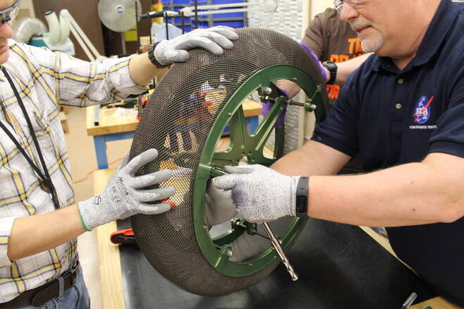 나사 글렌연구센터 엔지니어들이 화성탐사차량용 형상기억합금 타이어 시제품을 조립하고 있다. 나사 제공