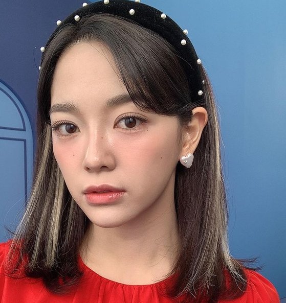 Singer and Actor Kim Se-jeong announced his comeback.Kim Se-jeong posted several photos on his SNS on the 29th, along with an article entitled 6pm Kim Se-jeongs comeback Siren.The photo shows Kim Se-jeong, who has been stylized in a lovely style with red costumes, headbands and heart-shaped earrings.The fans who encountered the photos responded I want to hear it soon, Finally comeback and It is so beautiful.Meanwhile, Kim Se-jeong will release his second mini-album Im at 6 p.m. today (29th).