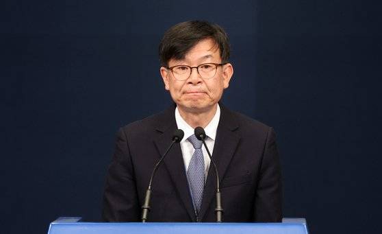 대통령비서실 김상조 전 정책실장이 29일 청와대 춘추관에서 열린 브리핑에서 퇴임 인사를 하고 있다.연합뉴스