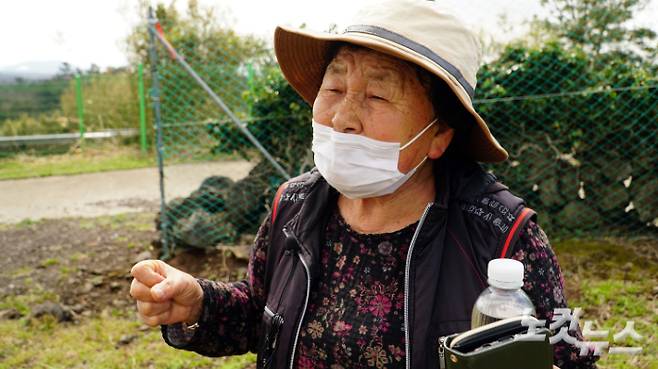 지난 5일 서귀포시 안덕면 동광리 무등이왓 학살 터에서 홍춘호 할머니(84)가 증언하고 있다. 고상현 기자