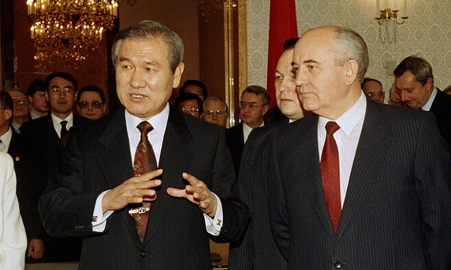 지난 1990년 12월 16일 노태우 대통령(왼쪽) 고르바초프 소련 대통령이 한-소 정상회담이 끝난 후 모스크바 공동선언문을 작성한 후 기자들의 질문에 답변하고 있다. 연합뉴스