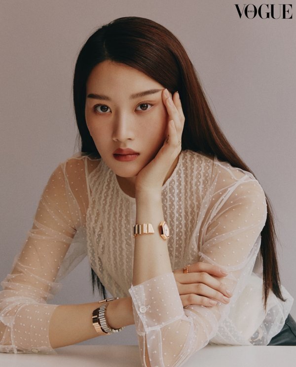 A picture with Actor Moon Ga-young has been released.Moon Ga-young in the picture captivated Sight with a new collection clock with colorful colors and edge design and a beautiful figure wearing jewelery products.Dior collection pictures with Moon Ga-young can be found in the April 2021 issue of Vogue Korea and on the homepage.