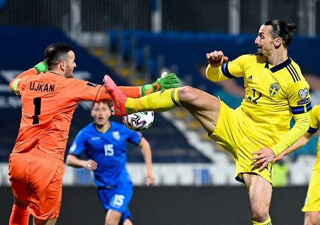 스웨덴 축구대표팀에 복귀한 즐라탄 이브라히모비치가 29일 카타르월드컵 유럽예선 코소보전에서 상대 골키퍼 앞에서 볼을 따내려고 오른발을 뻗고 있다. EPA연합뉴스