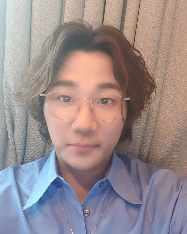 Singer Yoon Min Soo told me about the recent long hair style.Yoon Min Soo released a photo on his 29th day with an article entitled Are you okay with glasses for a long time? Its awkward. Why can I see my mother?In the photo, Yoon Min Soo stares at the camera with long-haired hair styles and glasses. It is also eye-catching that it resembles the son Yun hoo.On the other hand, Yoon Min Soo and Yun hoo Wealthy were very popular in 2013 on MBC Night - Dad! Where are you going?Recently, the recent situation of the big Yun hoo has been revealed and collected topics.=