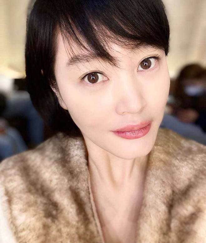 Actor Kim Hye-soo has boasted all-time VisualKim Hye-soo posted a picture on her instagram on the 29th.Kim Hye-soo in the public photo is smiling at Camera.Kim Hye-soos big eyes, distinctive features, and visuals shining in light makeup capture the attention of viewers.Fans reacted hotly to the image of Kim Hye-soo, 52, who was also humiliated by the super-Appulse selfie.Meanwhile Kim Hye-soo confirmed her appearance on the Netflix drama Juvenile Justice; working with Actor Lee Sung-min and Kim Moo Yeol.Photo: Kim Hye-soo Instagram