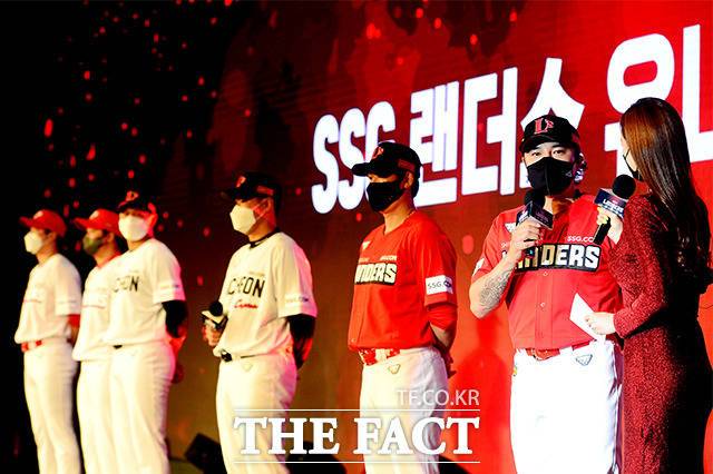 유니폼 공개 후 질문에 다하는 SSG 랜더스 타자 추신수(오른쪽)
