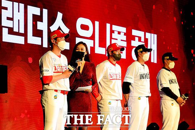 질문에 답하는 SSG 랜더스 투수 박종훈(왼쪽)