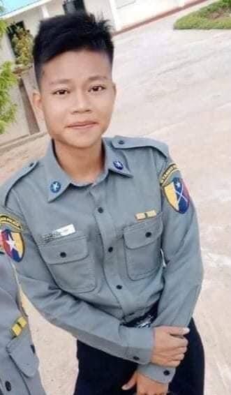 27일 미얀마 양곤 반군부 시위에서 시민 편에서 항쟁하다 사망한 칫 린 뚜 전 경찰관이 지난 달 자신의 페이스북에 올린 제복 착용 사진. SNS 캡처