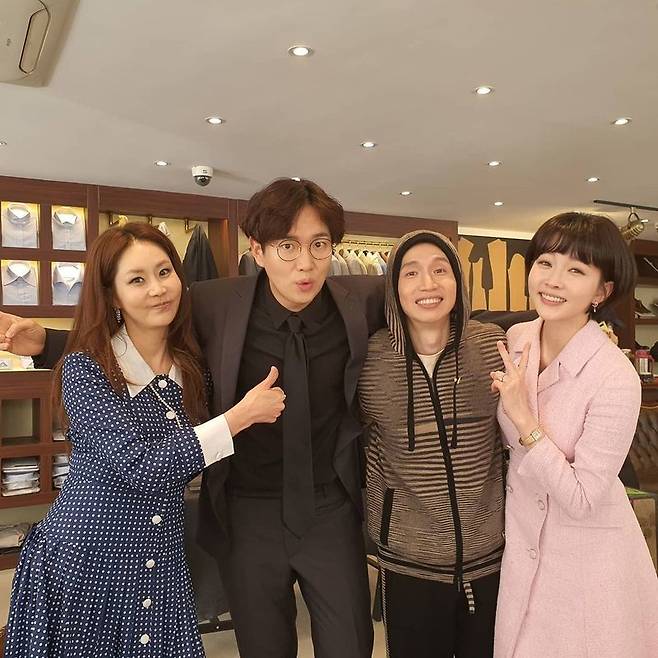 Broadcaster Jang Sung-kyu takes Celebratory photo after drama shoothas released the book.On March 30, Jang Sung-kyu posted a picture on his instagram saying, The last actors who have been together with the best actors of my last recording, # Penthouse # Last meeting # Marie # Gyujin # Ivory.Jang Sung-kyu in the photo certified the intimate drama shooting scene with actors Bong Tae-gyu, Yoon Joo-hee, Eun-Kyung Shin and shoulder dance of SBS drama Penthouse 2.Jang Sung-kyu made a special appearance as an aide to Lee Kyu-jin (Bong Tae-gyu) in the film.On the other hand, Jang Sung-kyu, a JTBC announcer, is currently appearing on the current affairs culture Story Season 2 webentertainment Walkman after the freelance declaration.