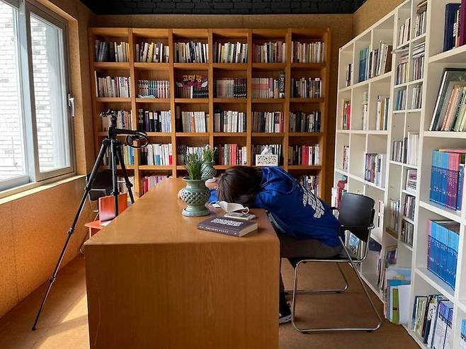 더불어민주당 고민정 의원의 페이스북에 29일 올라온 사진. 책상에 엎드려 쉬고 있는 고 의원의 모습을 보고 온라인 공간에선 ‘피로호소인’이란 비아냥이 나왔다. 페이스북 캡쳐