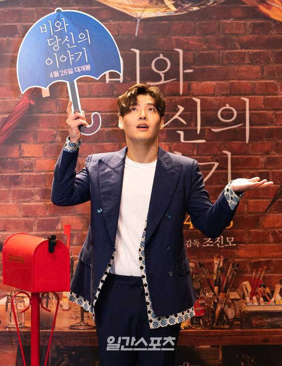 Actor Kang Ha-neul attends a production report on the movie Rain and Your Story, which was broadcast live online on the afternoon of the 31st, and has photo time.Rain and Your Story is an analog emotional movie written by Youngho and Sohee, who have been comforted by each others lives in a letter delivered by chance, and those who have promised to meet on December 31st.Opening on April 28th.