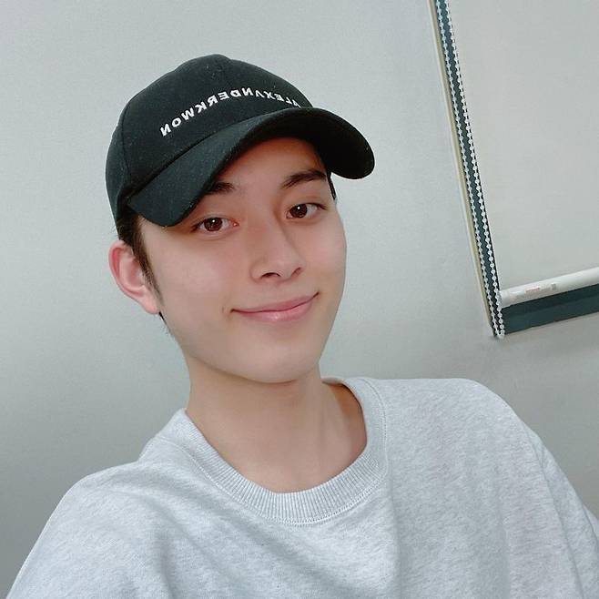 Singer Yu Seon Ho also boasted a warm visual on Bareface.Yu Seon Ho posted two photos on the official Instagram on March 31, along with the phrase Tada.Yu Seon Ho is smiling brightly in a hat, and Yu Seon Ho has a recent situation that has become more dignified with flawless skin and dark features.The netizens who saw this responded such as I want to see so much, I want to see it, I am a baby ... and I think I have posted a picture for a long time.Yu Seon Ho appeared on Mnet Produce 101 Season 2 and was loved by fans as a chick trainee.Since then, he has made his debut as an actor in the web drama Bad Detectives and has also started his career as a singer by releasing the album Spring, Preference.Yu Seon Ho has also appeared in a number of entertainments such as Naong is Fake, Idol Dabang Season 3, Real Basketball, Handsome Tigers.It will appear on JTBC gilt drama Undercover which will be broadcasted on April 23rd.