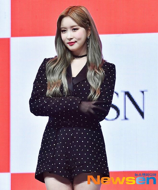On the afternoon of March 31, an on-line show called UNNATURAL was held at Yes24 Live Hall in Gwangjin-gu, commemorating the release of WJSN (EXY, Seol-ah, Bona, Suvin, LUDA, Dawon, Eunseo, Summer, Dayoung, and Yeonjeong).