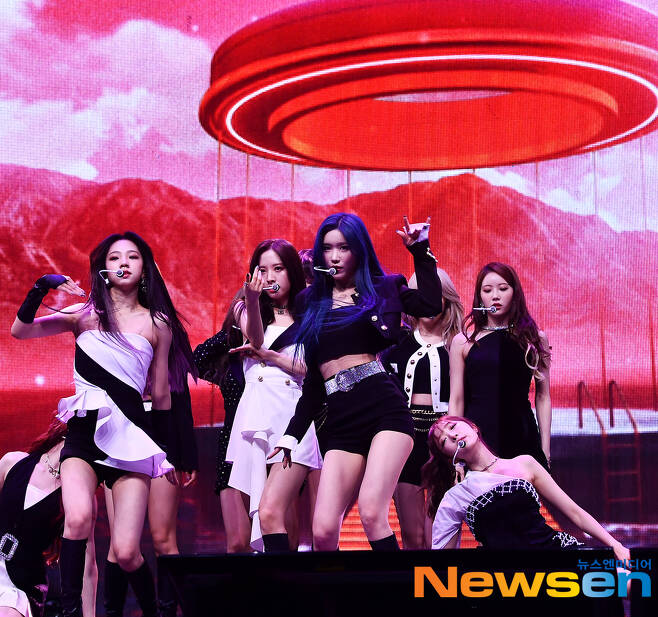 On the afternoon of March 31, an on-line showcase commemorating the release of WJSN (EXY, Seol-ah, Bona, Suvin, LUDA, Dawon, Eunseo, Summer, Dayoung, Yeonjeong)s new mini album UNNATURAL was held at Yes24 Live Hall in Gwangjin-gu.