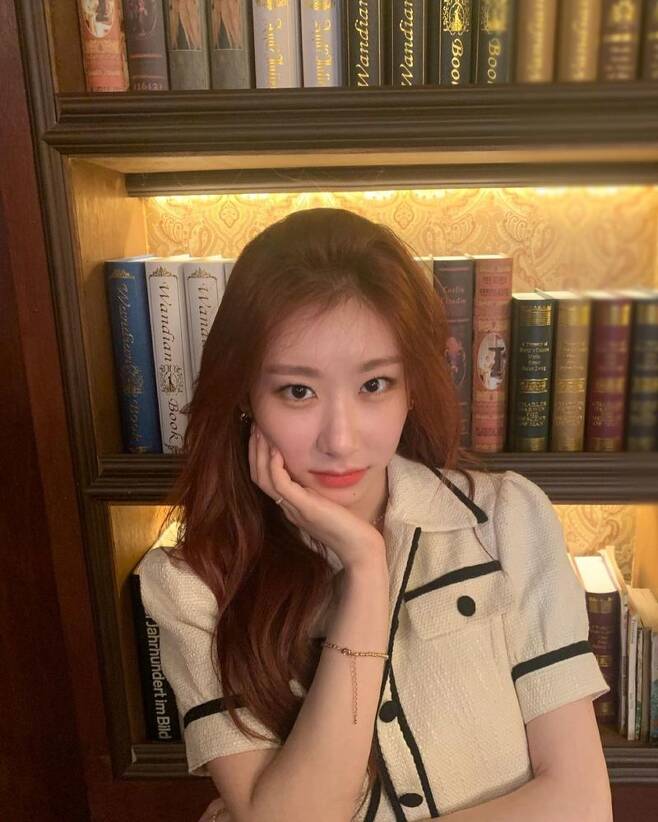 ITZY Chaeryeong has blown cute Hearts to fansChaeryeong posted four photos on his instagram on March 31, along with the phrase Thursday 5 oclock Civilization Express!!In the photo, Chaeryeong is wearing a tweed jacket and wearing a hand.Chaeryeong thrilled fans with unique Garma also being a Perfect match.The netizens who saw this responded such as I thought it was a queen, Chaeryeong is so beautiful and I want to send Hearts too.Chaeryeong has appeared in the K-pop star season with his former sister Lee Chae-yeon.He later appeared on SIXTEEN to shine his face and debut to ITZY in 2019.ITZY, which Chaeryeong belongs to, released Dala Darla, ICY, WANNABE and Not Shy.Chaeryeongs sister Lee Chae-yeon is in the final ranking of Mnet Produce 48 and is working as an eye.