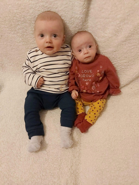 “쌍둥이 아니예요!” 같은 날 2분 차이로 태어났지만 쌍둥이가 아닌 남매 관계인 노아(왼쪽)와 로잘리(오른쪽). 두 아이는 어머니의 중복임신으로 3주 간격에 걸쳐 수정된 뒤 성장했다.