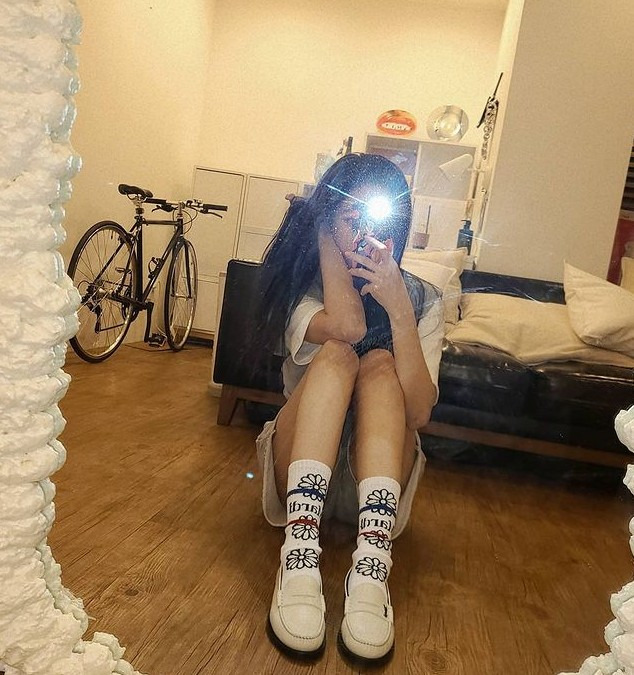 Singer Sunmi reveals her routineOn the 30th, Sunmi posted several photos with flower emoticons on her instagram.In the photo, Sunmi took a mirror selfie in comfortable shorts.Sunmi boasted a slim glamor and neat beauty; sitting in front of the mirror, she took a rather cluttered pose or took a selfie with a variety of Pose, including a pair of pairs.Meanwhile, Sunmi recently acted as a new song, T tail.