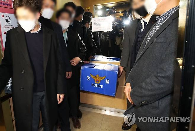'은수미 캠프 출신 부정채용' 의혹 성남시청 압수수색 마친 경찰 (성남=연합뉴스) 홍기원 기자 = 은수미 성남시장 선거캠프 출신들이 성남시와 산하기관에 대거 부정채용됐다는 의혹을 수사 중인 경찰이 1일 오후 경기도 성남시청 압수수색을 마친 뒤 압수품을 옮기고 있다. 경기남부경찰청 반부패경제범죄수사대는 6개 팀 20여 명을 투입해 이날 오전 9시 30분께 성남시청과 서현도서관, 정자3동사무소 등 6곳을 대상으로 압수수색을 벌였다. 2021.2.1 xanadu@yna.co.kr