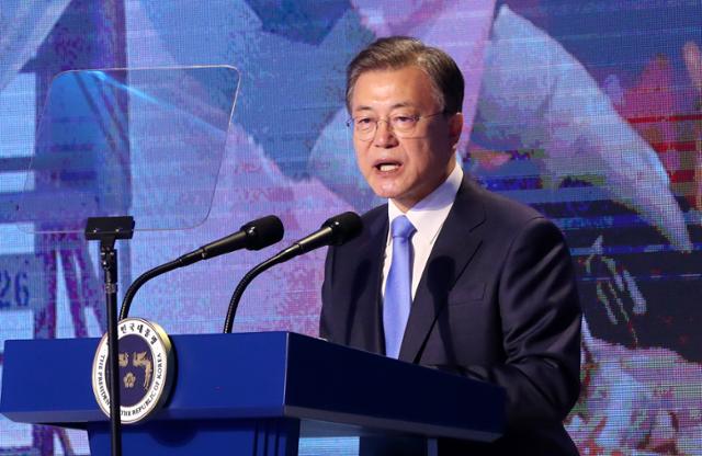 문재인 대통령이 지난달 31일 서울 중구 대한상공회의소에서 열린 제48회 상공의 날 기념식에 참석해 축사하고 있다. 뉴시스