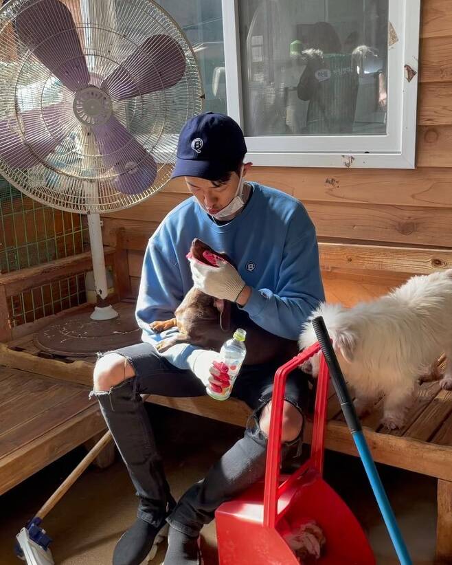 CNBLUE member Lee Jung-Shin did good at the Organic Dog Protection Center.Lee Jung-Shin posted a long article and photos on his instagram on April 1, saying, I went to the organic dog protection center in Anseong two days ago.In the public photos, Lee Jung-Shin actively volunteered for volunteer activities such as organizing donated items, walking dogs, and cleaning.Lee Jung-Shin said, As a person who raises dogs, I wanted to go to the dog center and give a small contribution.I was feeling better when I saw the place where about 350 friends were staying, cleaned up, ate delicious things, and ran around, but there was a time when I heard the childrens stories from the warden there, he said.I was angry when I heard that I left my children in front of the center or at the rest area a few days ago.I respect you, and I thank the companies and friends who have joined us in the good work together, he said, and I want to make sure that you are doing a lot of good things before you raise your pets.Lee Jung-Shin has revealed animal love through various broadcasts and SNS.Lee Jung-Shin said on SBSs TV Animal Farm, which aired on the 21st of last month, I have a son who is seven years old this year. His name is Ishimba.I think I love it more and more. Prior to this, in January, the wing-injured bird was temporarily protected and warmed up.