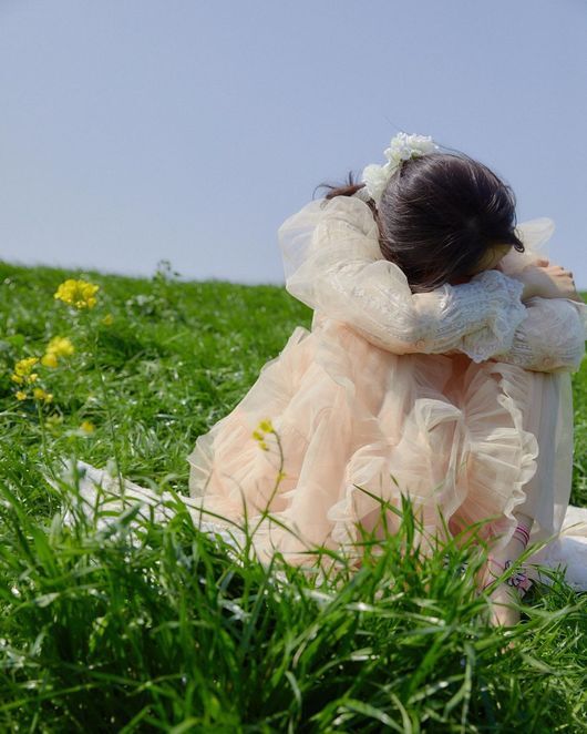 Actor Shin Min-a has revealed the recent trend of spring scent.Shin Min-a posted several photos on his Instagram on the 1st with flower-shaped emoticons.In the photo, there is a picture of Shin Min-a sitting on the grass and posing with his knees wrapped around him.Shin Min-a, dressed in a sky-high dress, caught the eye by radiating beautiful beauty like Springs Goddess.Meanwhile, Shin Min-a performed in the movie Diva released last year.Shin Min-a Instagram