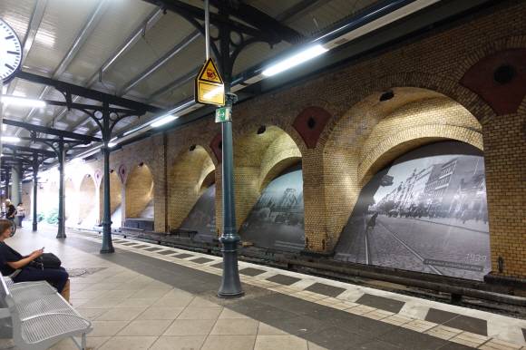 숀하우저알리 역엔 1920~1950년대 베를린 도심 사진이 걸려 있다.