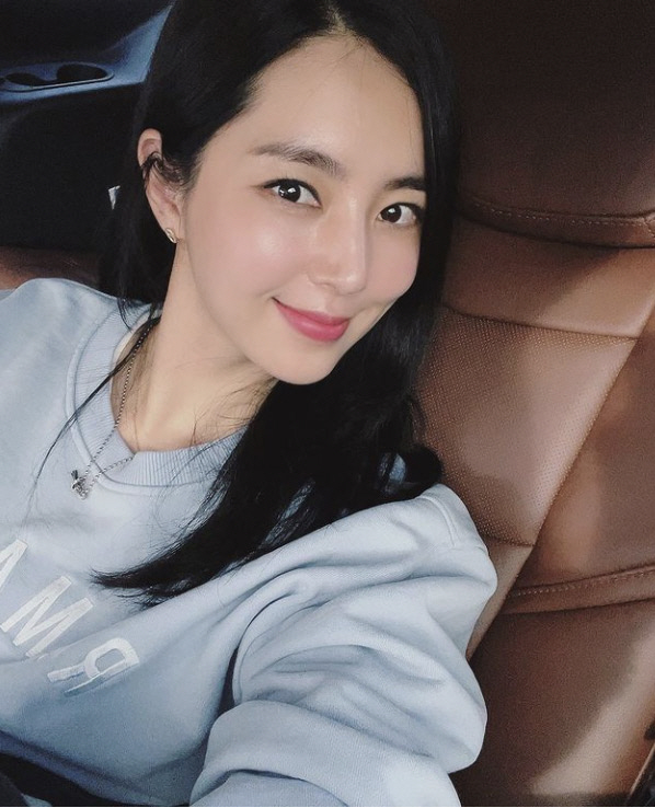 I changed my hair color.Actor Han Chae-ah gave the transform with a rusty brown hair dye.Han Chae-ah posted a picture on his personal SNS on the 2nd, I changed my hair color.Han Chae-ah is seen taking a selfie as she shows off her changed black hair in her car.I went to the shop and gave a lot of strength to beautiful look after a long time with full make-up.Han Chae-ah, who did not even know that the band was attached to the iPororo band at the end of the long hair, was revealed to the shop in the feed posted earlier, has been away from childcare for a long time and has made a change of mind.Han Chae-ah is married to Cha Se-jji, son of former football coach Cha Bum-geun in 2018, and has one daughter under his belt.